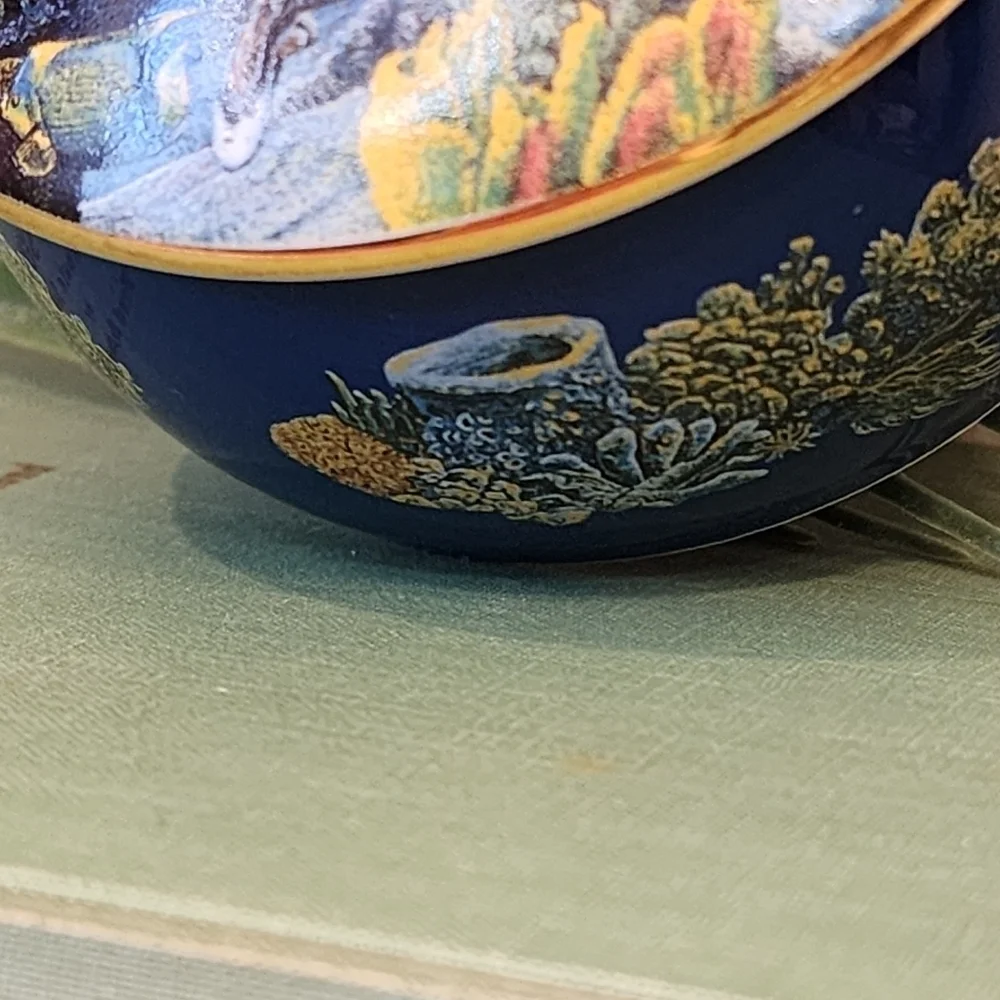 Danbury Mint Tropical Wonderland Blue Hawaii Robert Nelson Music Box #B8504